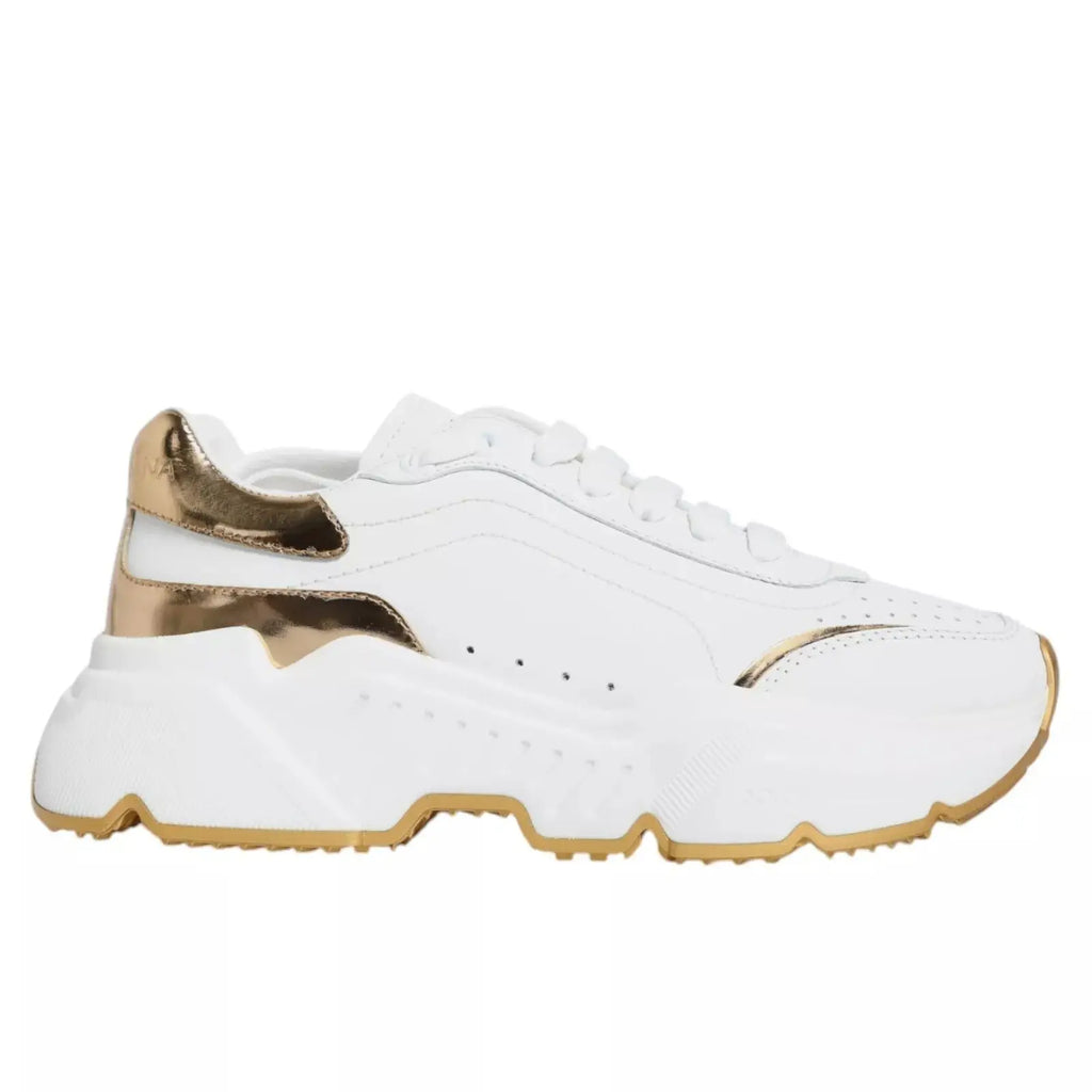 Sneakers dolce & gabbana daymaster basses blanches et or avec accents métalliques brillants au talon, semelle et pointe