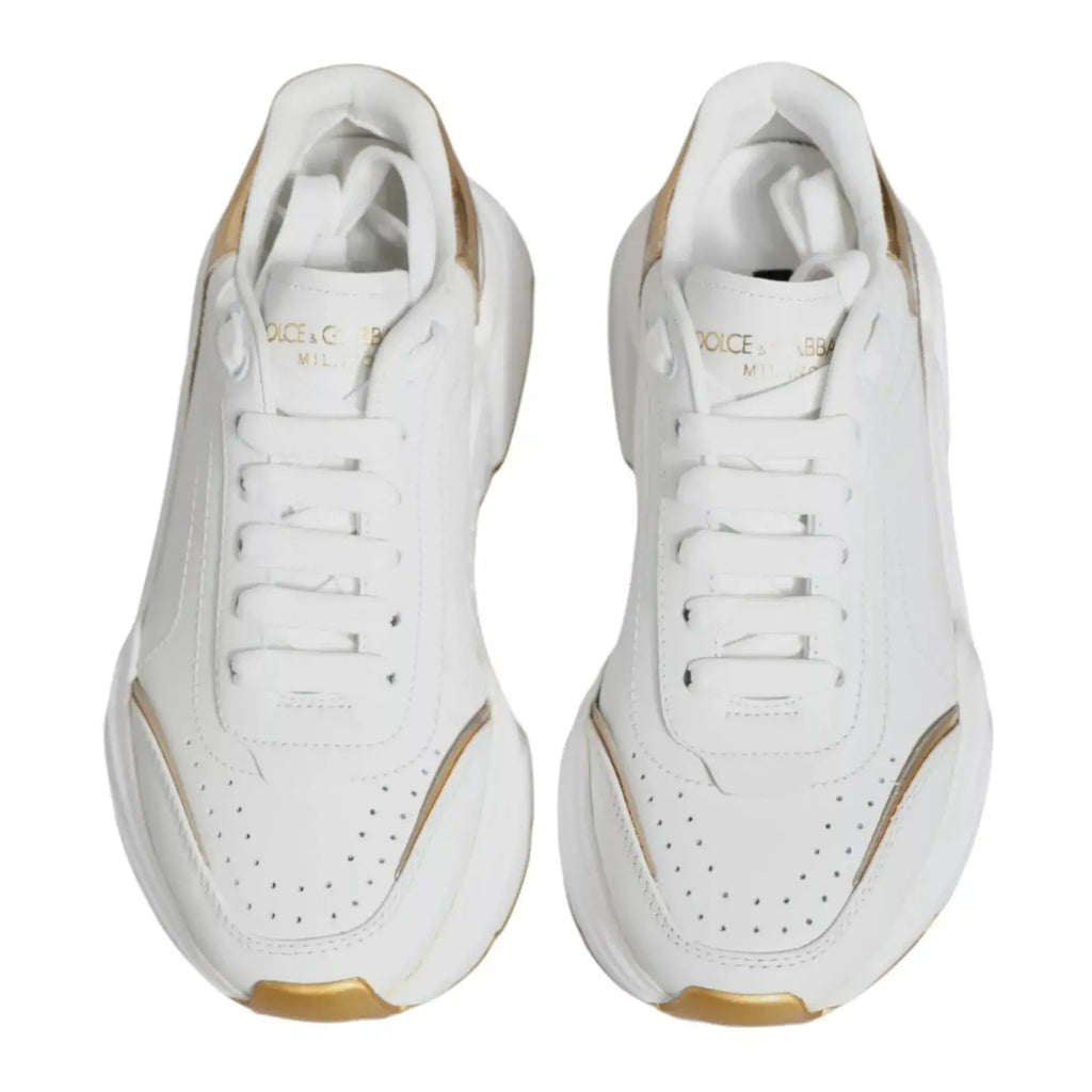 Baskets dolce gabbana daymaster blanches avec accents dorés et semelle épaisse pour un style tendance