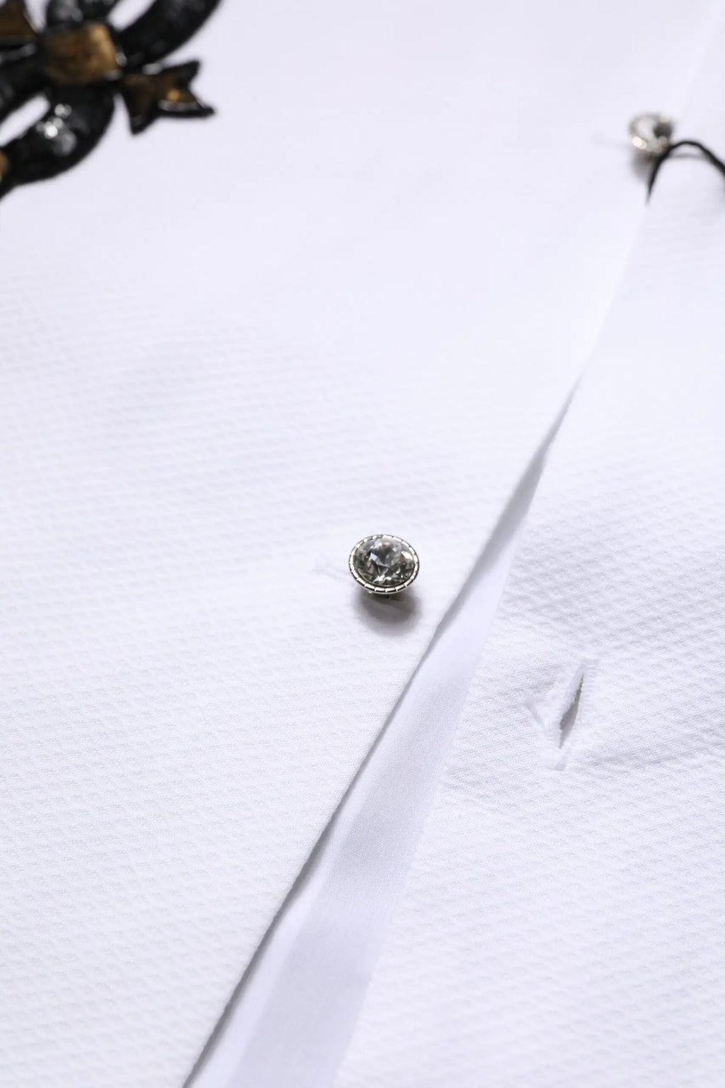 Bouton rond argenté avec cristal facetté au centre sur tissu blanc de la chemise formelle homme dolce & gabbana white gold