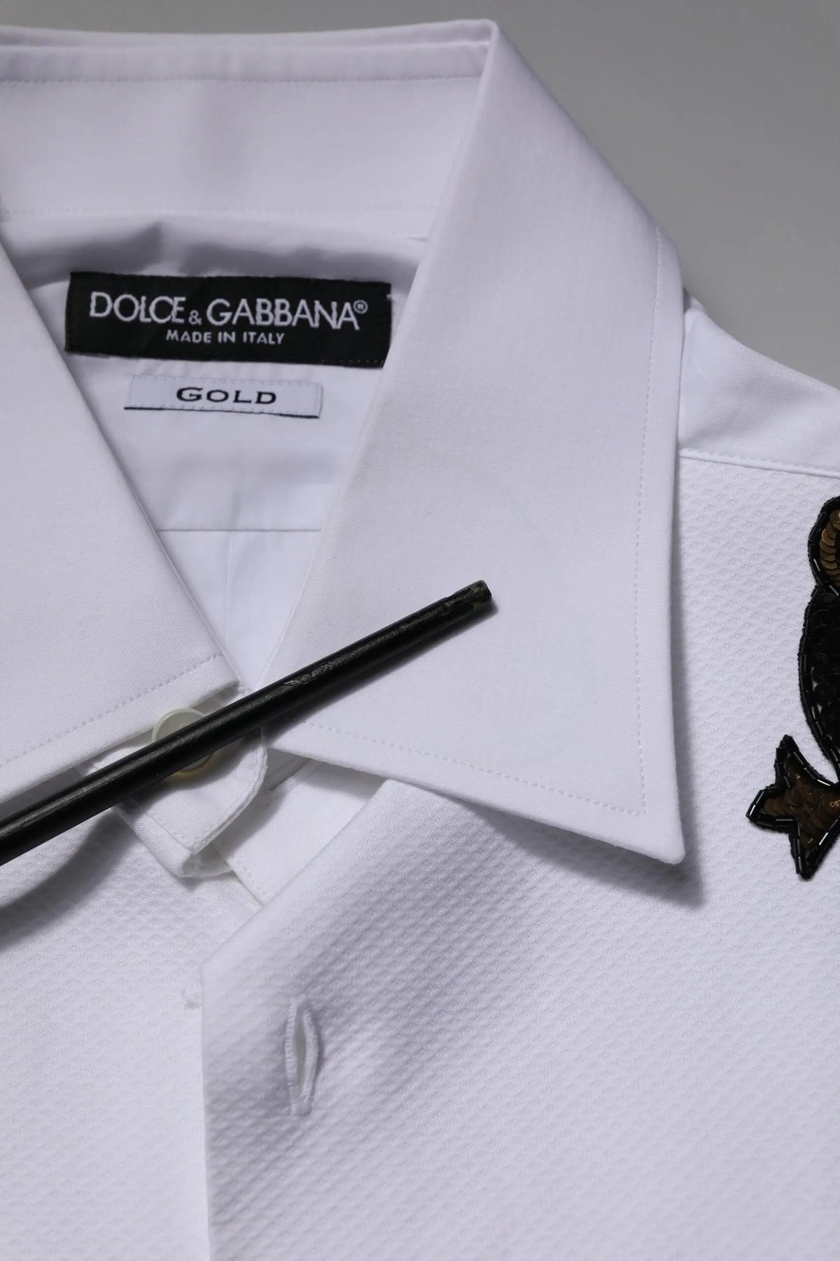 Chemise habillée homme blanche dolce gabbana avec étiquette dorée et patch brodé de hibou