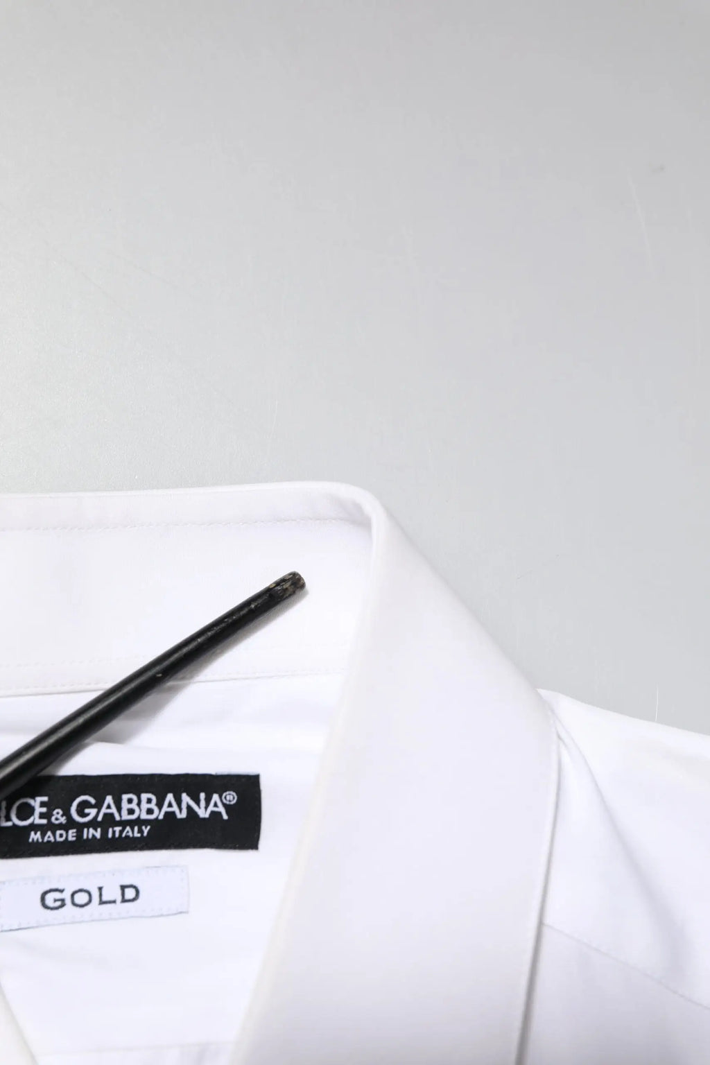Chemise blanche dolce & gabbana en coton avec col net et étiquette noire made in italy et détail brodé gold