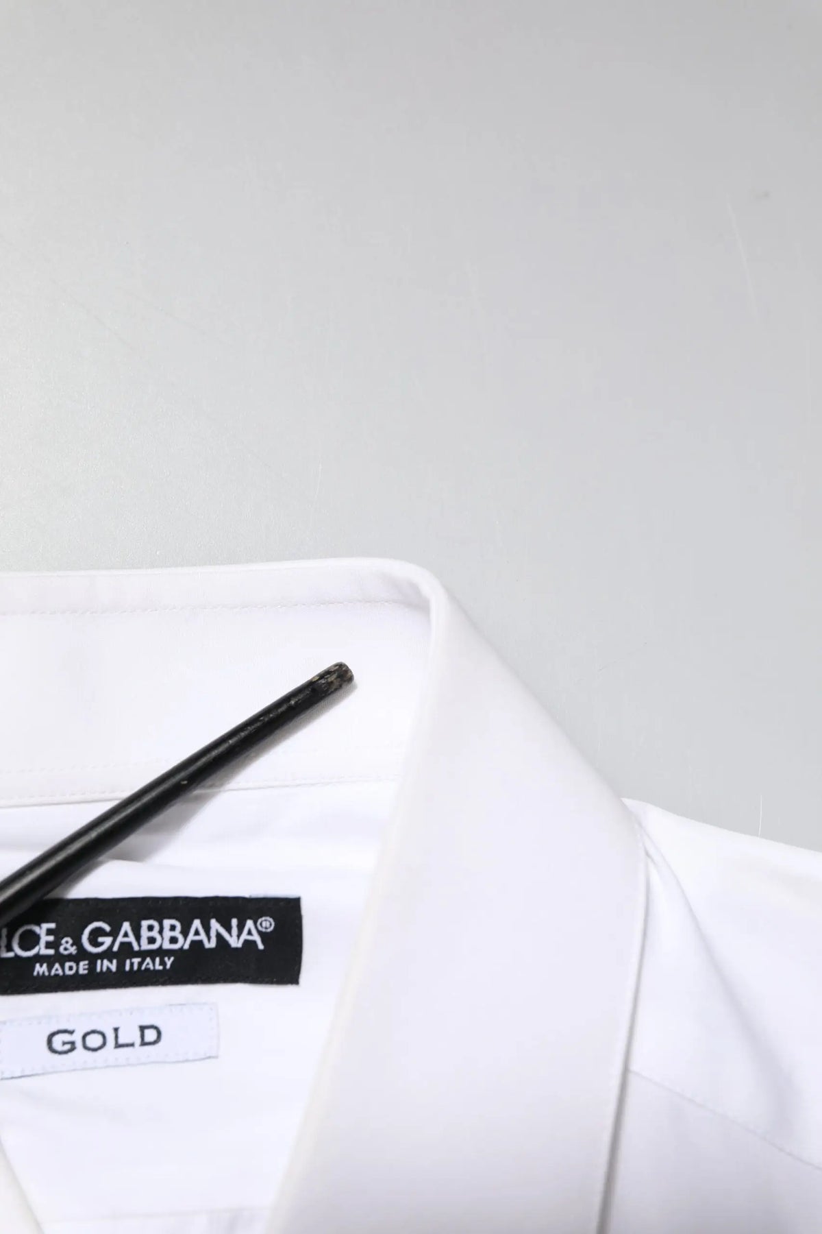 Chemise blanche dolce & gabbana en coton avec col net et étiquette noire made in italy et détail brodé gold