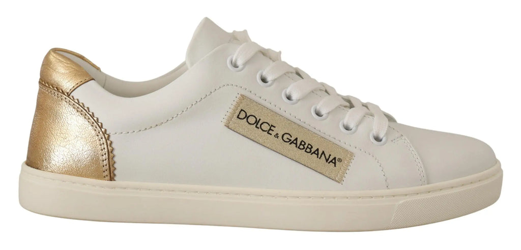 Sneakers dolce & gabbana basses en cuir blanc avec accents métalliques dorés au talon et patch de marque assorti
