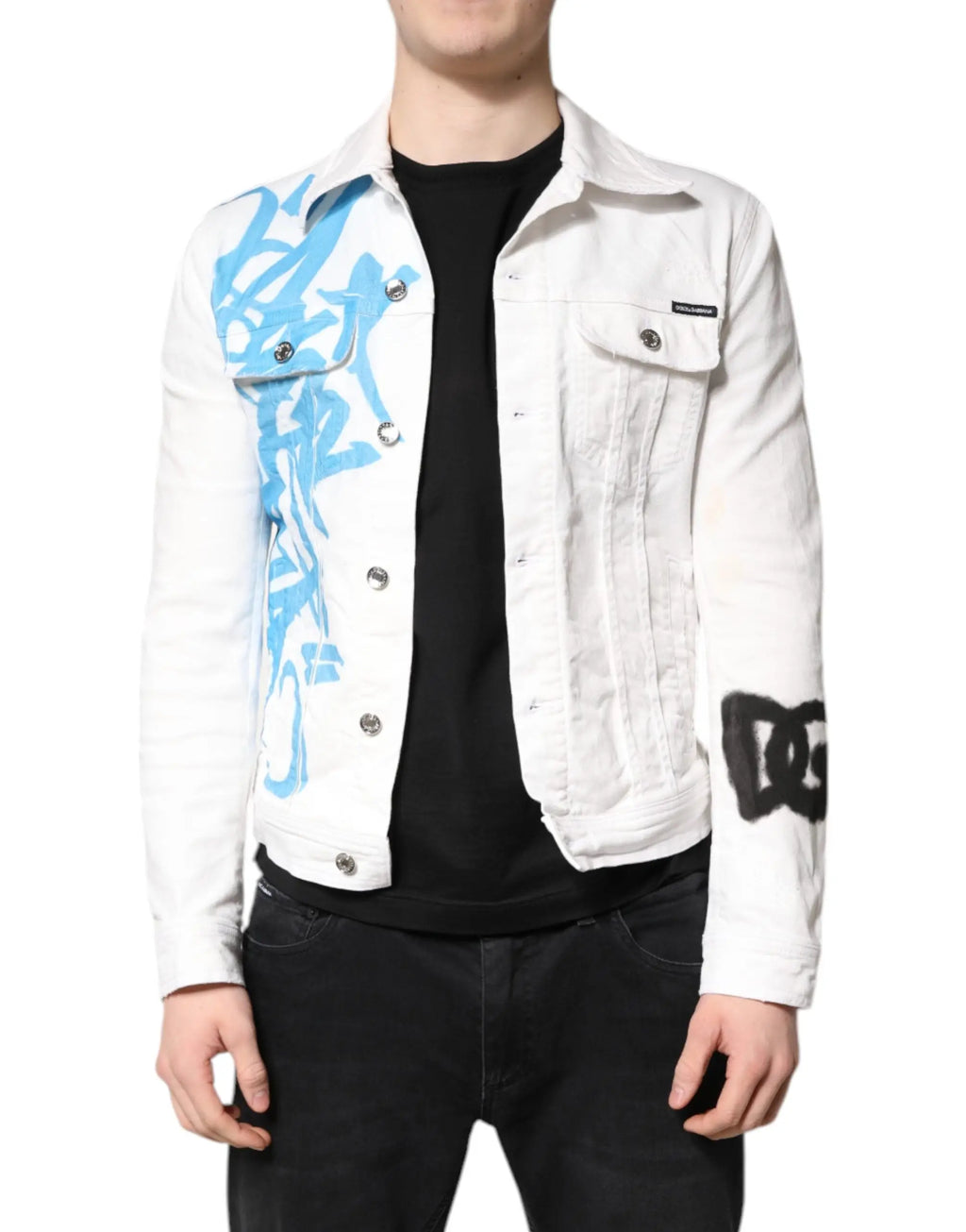 Veste en denim blanc dolce & gabbana avec graphismes graffiti bleus et noirs audacieux sur les manches en coton stretch