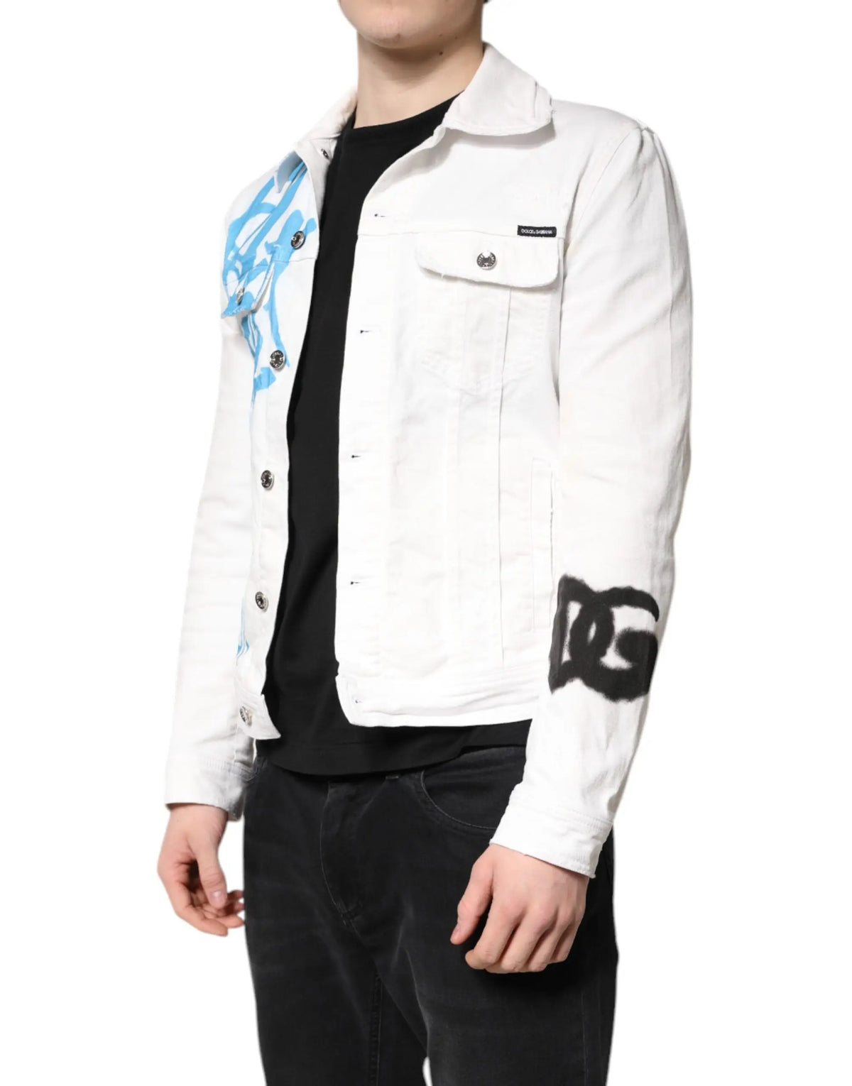 Veste en denim blanche dolce gabbana en coton stretch avec graphiques graffiti bleus et noirs et logo dc sur la manche gauche