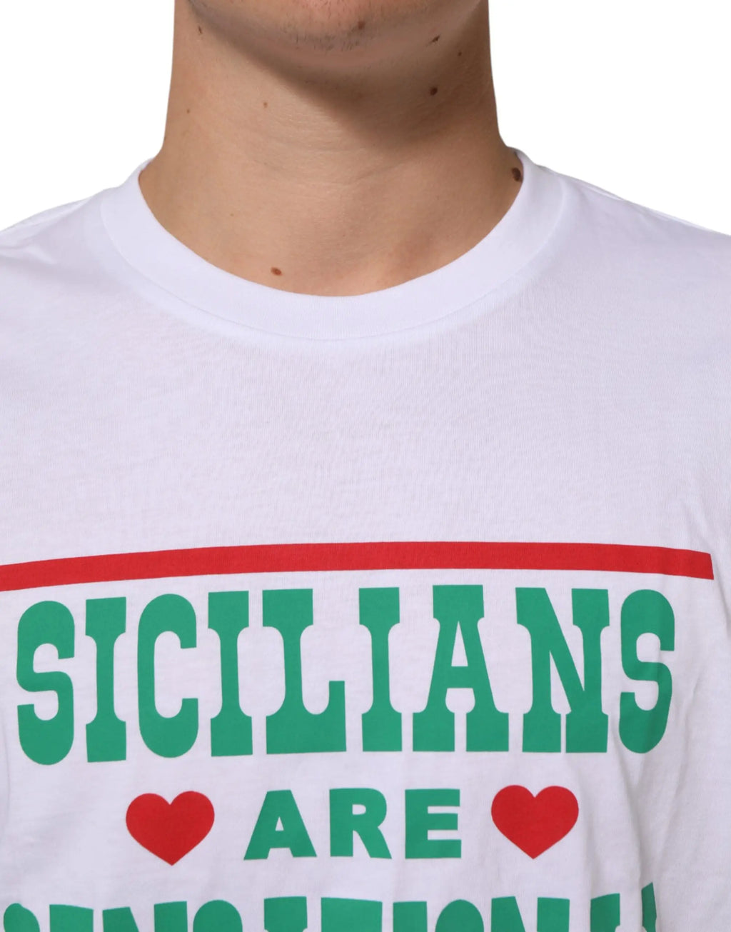Dolce & gabbana t-shirt en coton blanc avec texte vert sicilians are, coeurs rouges et fine bande rouge horizontale