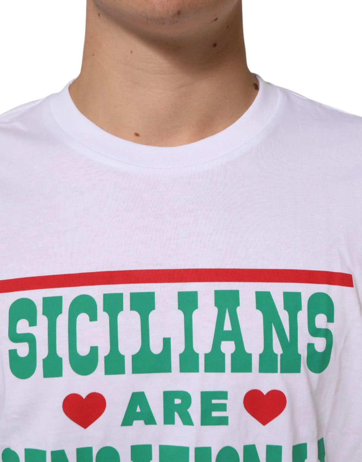 Dolce & gabbana t-shirt en coton blanc avec texte vert sicilians are, coeurs rouges et fine bande rouge horizontale