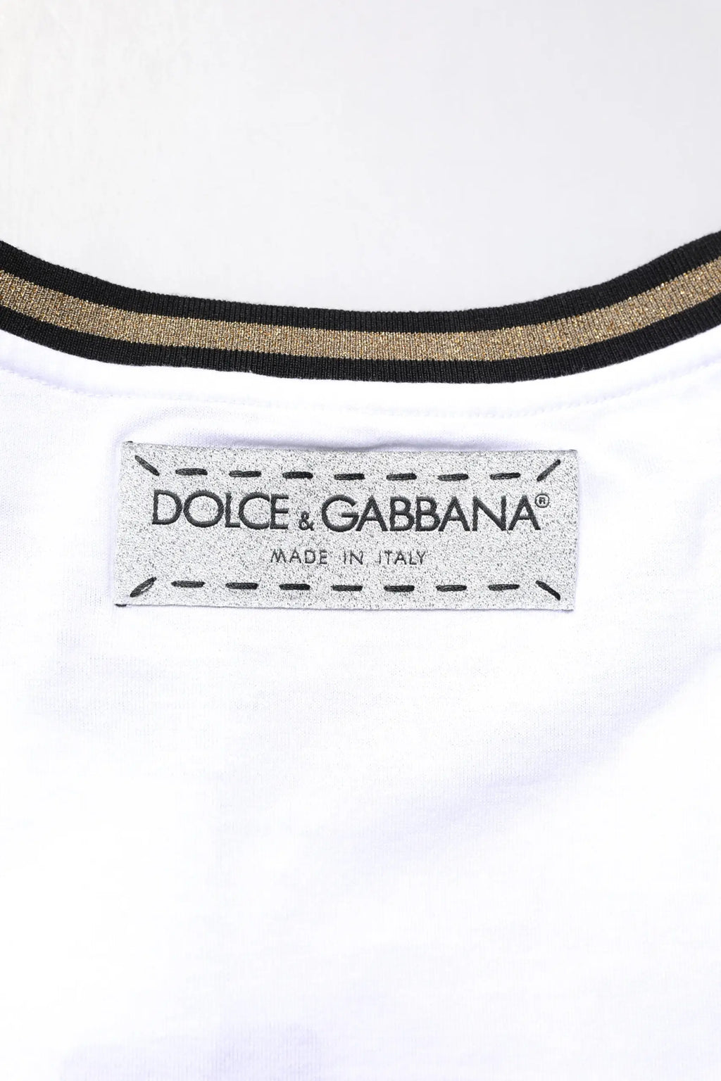 T-shirt dolce & gabbana blanc en coton avec col rond et bordure rayée noire et or