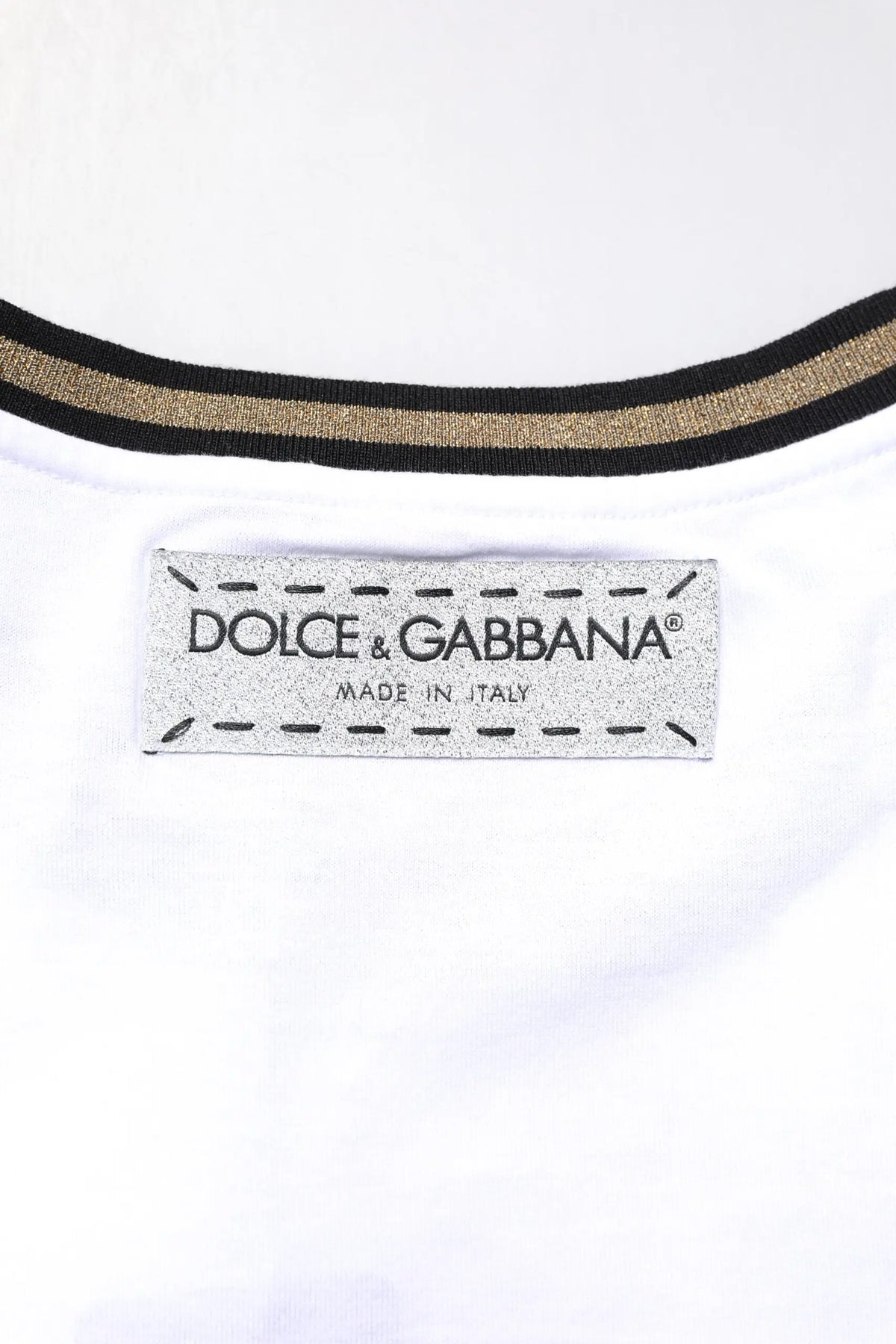 T-shirt dolce & gabbana blanc en coton avec col rond et bordure rayée noire et or