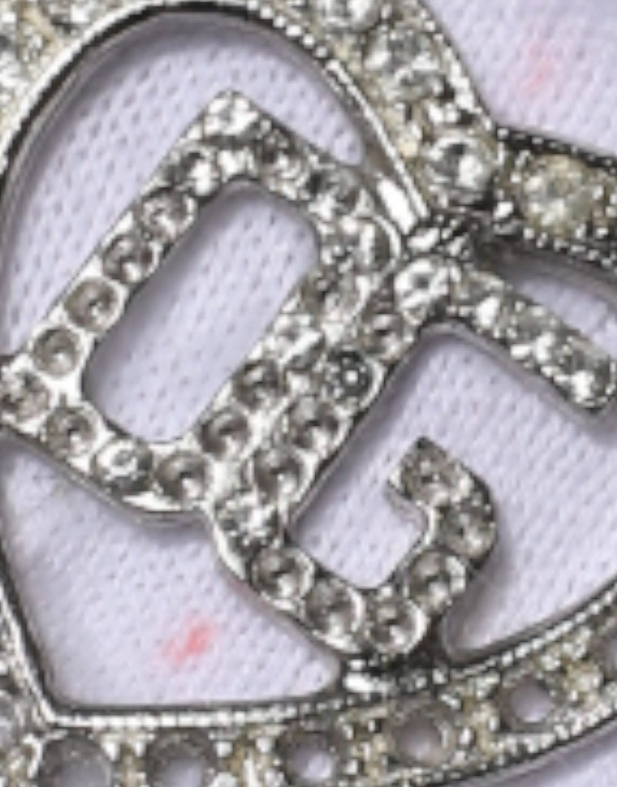 Charm logo g en argent avec strass incrustés sur t shirt blanc en coton à imprimé graphique dolce gabbana