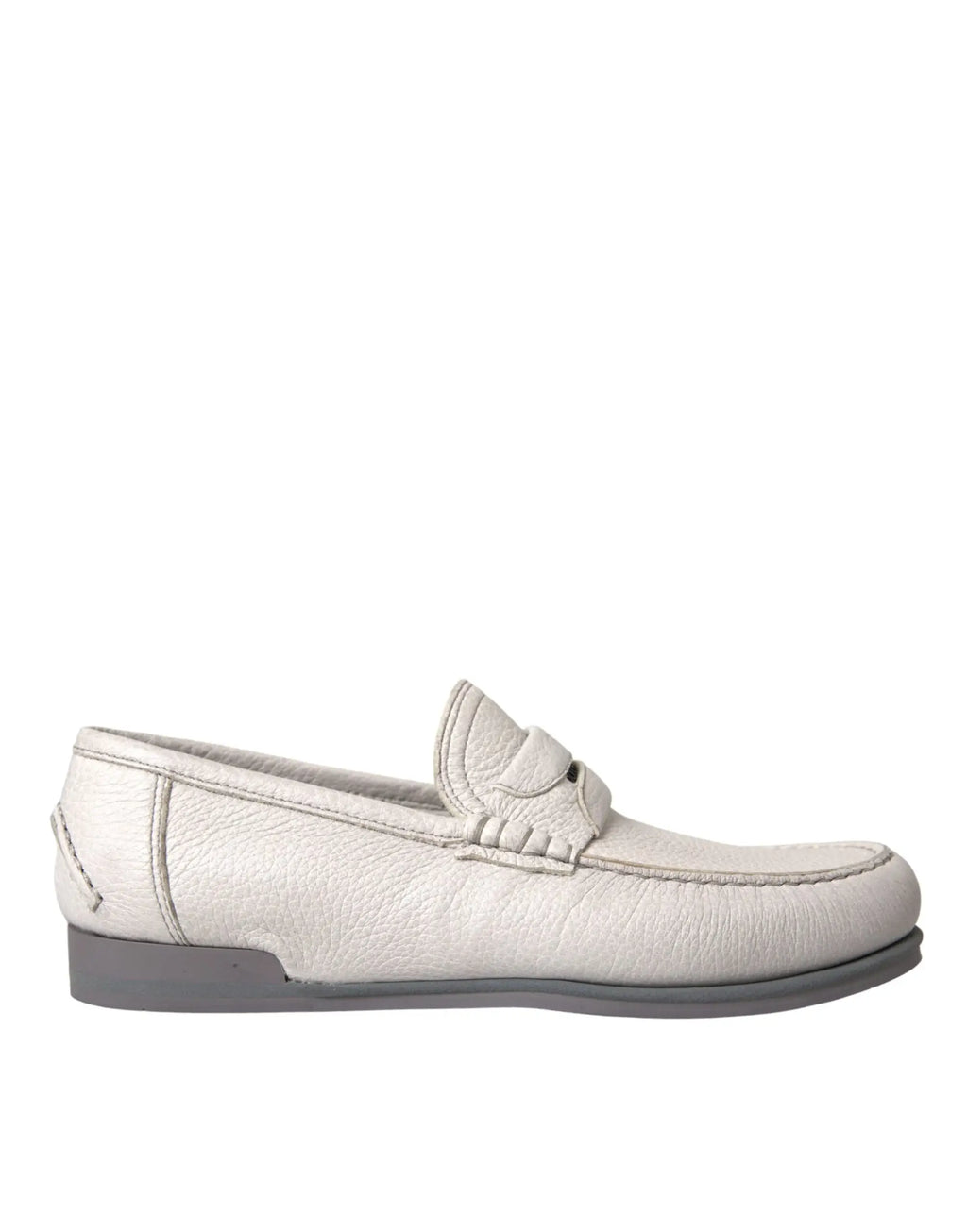 Un mocassin en cuir blanc grisé dolce & gabbana avec une coupe élégante et une fente classique pour penny