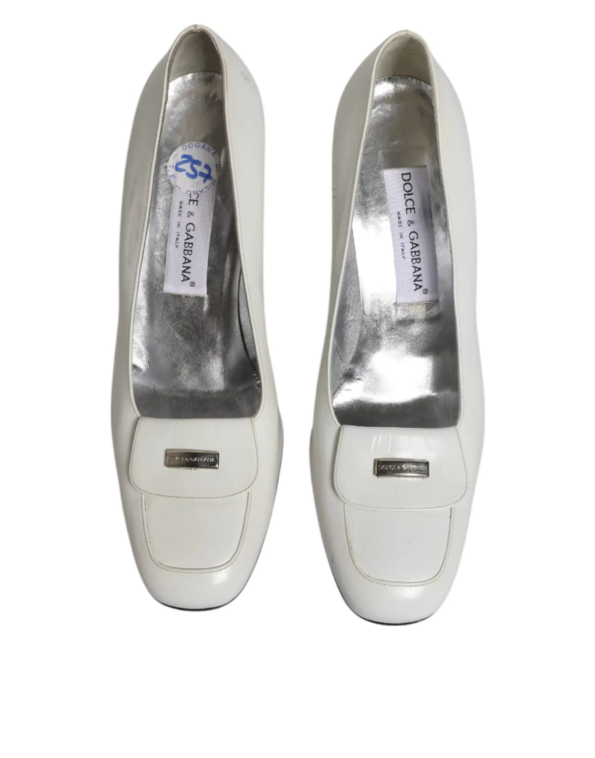 Dolce & gabbana mocassins blancs en cuir verni avec design minimaliste et accents métalliques argentés