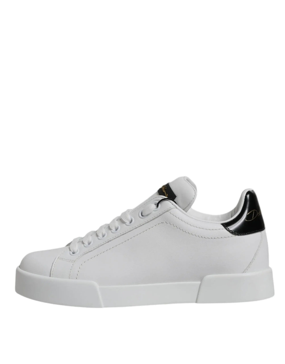 Baskets basses classiques dolce & gabbana en cuir blanc avec accents en cuir verni noir au talon et à la languette