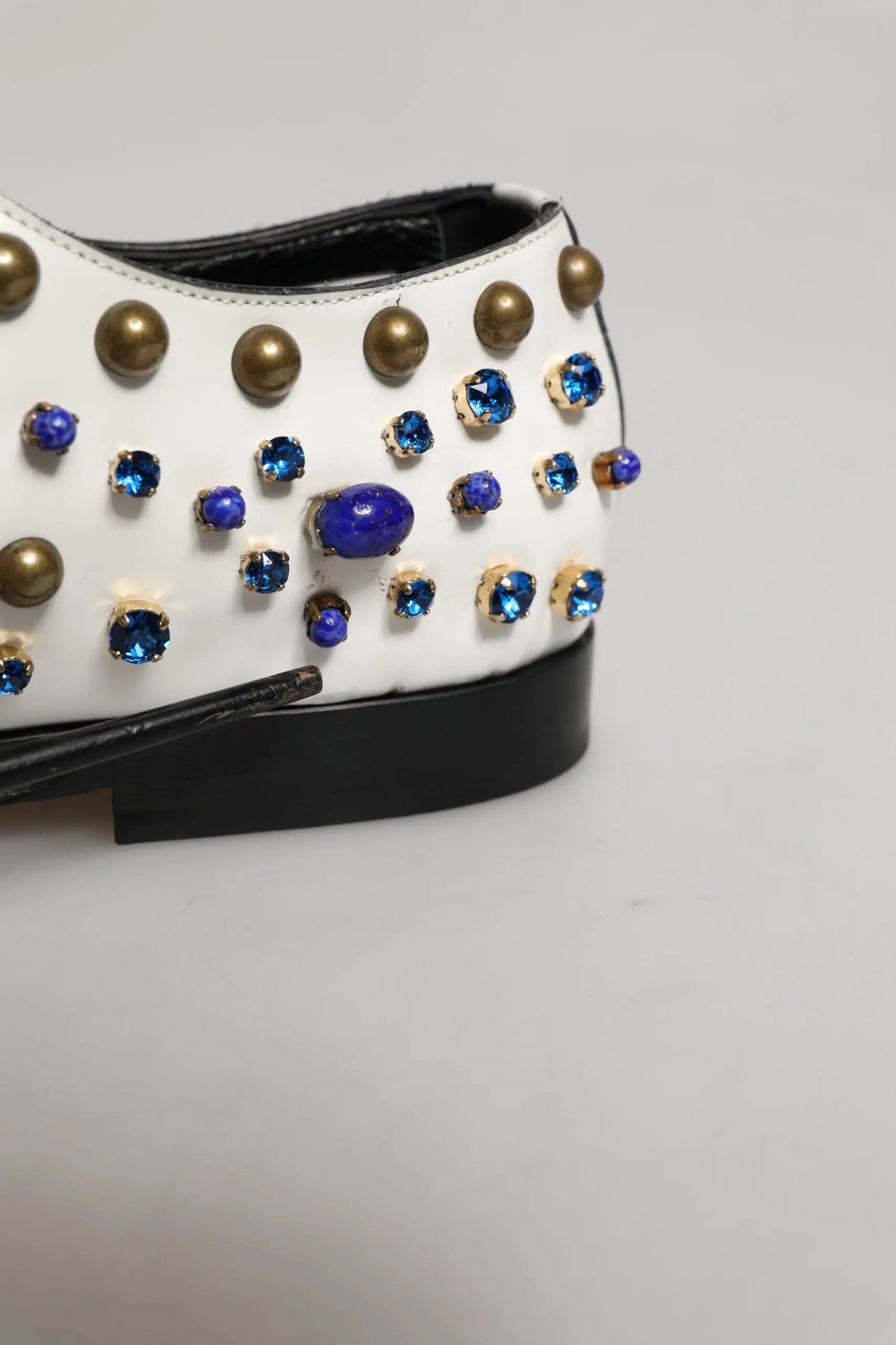 Dolce & gabbana chaussures habillées en cuir blanc ornées de cristaux avec clous dorés et pierres précieuses bleues et violettes