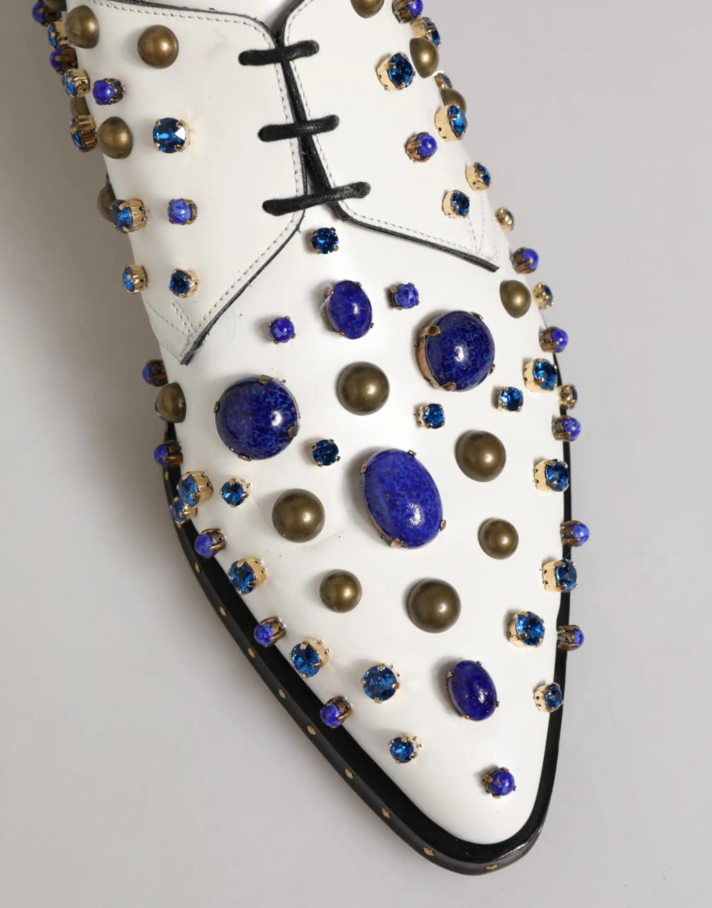 Dolce & gabbana chaussures habillées en cuir blanc ornées de pierres de lapis lazuli bleues et clous dorés