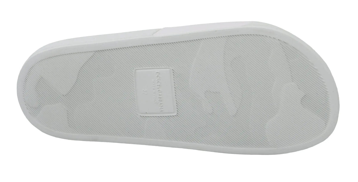 Semelle en caoutchouc blanc avec motif texturé subtil et petite étiquette rectangulaire des slides en cuir dolce & gabbana