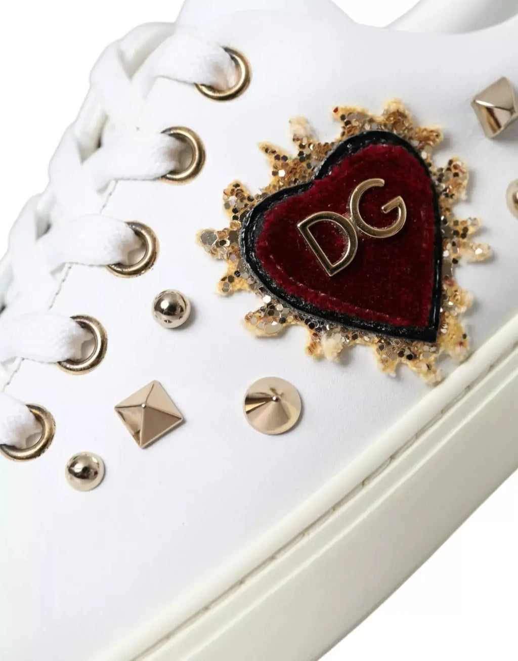 Sneakers dolce & gabbana en cuir blanc avec embleme coeur en velours rouge et lettres dg dorees avec embellissements scintillants
