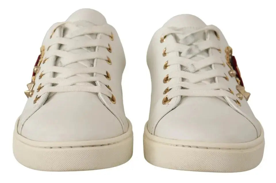 Dolce et gabbana baskets blanches en cuir avec œillets métalliques dorés et étoiles rouges décoratives sur les côtés