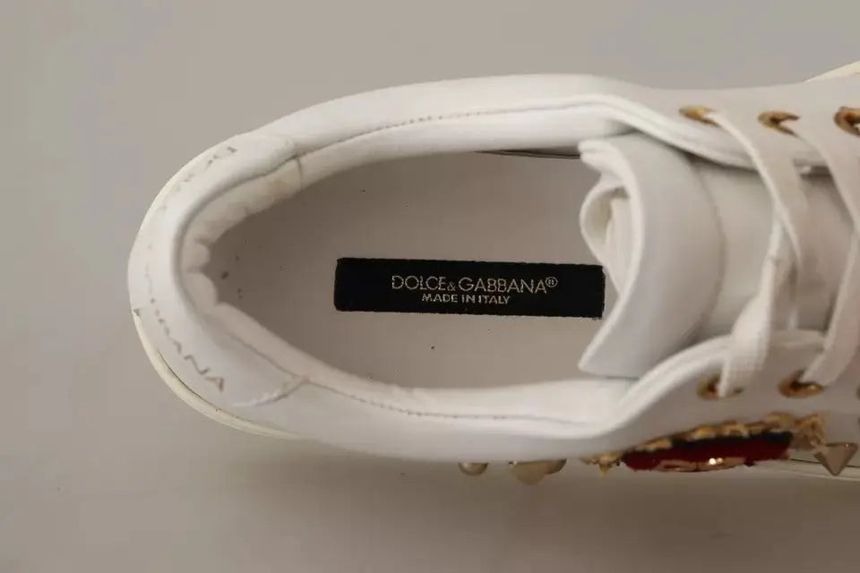 Baskets blanche dolce gabbana en cuir avec ferrures dorées et embellissements rouges en forme de cœur