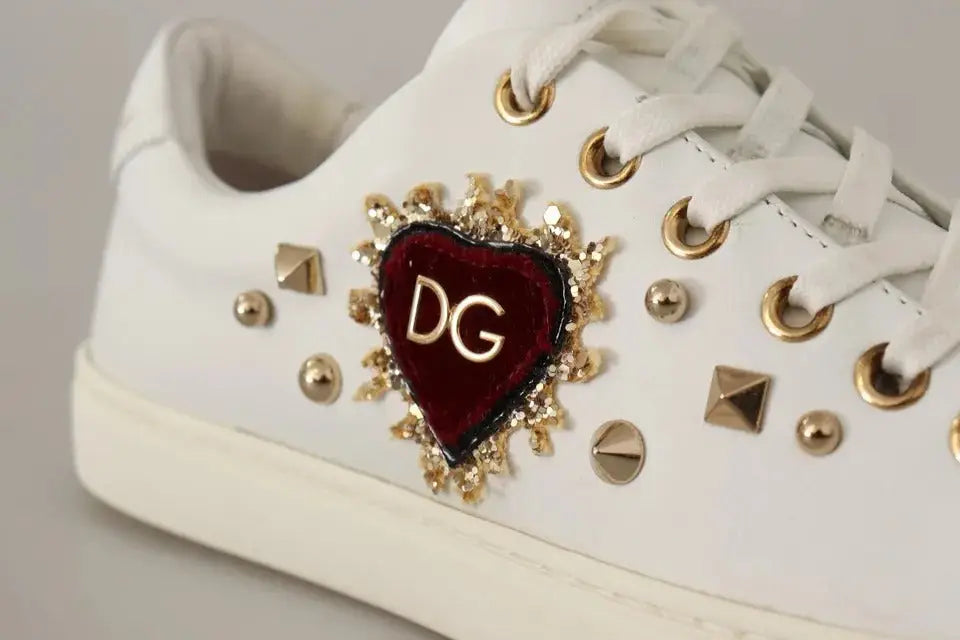 Baskets dolce & gabbana en cuir blanc avec coeur en velours rouge orné de clous dorés et lettrage or