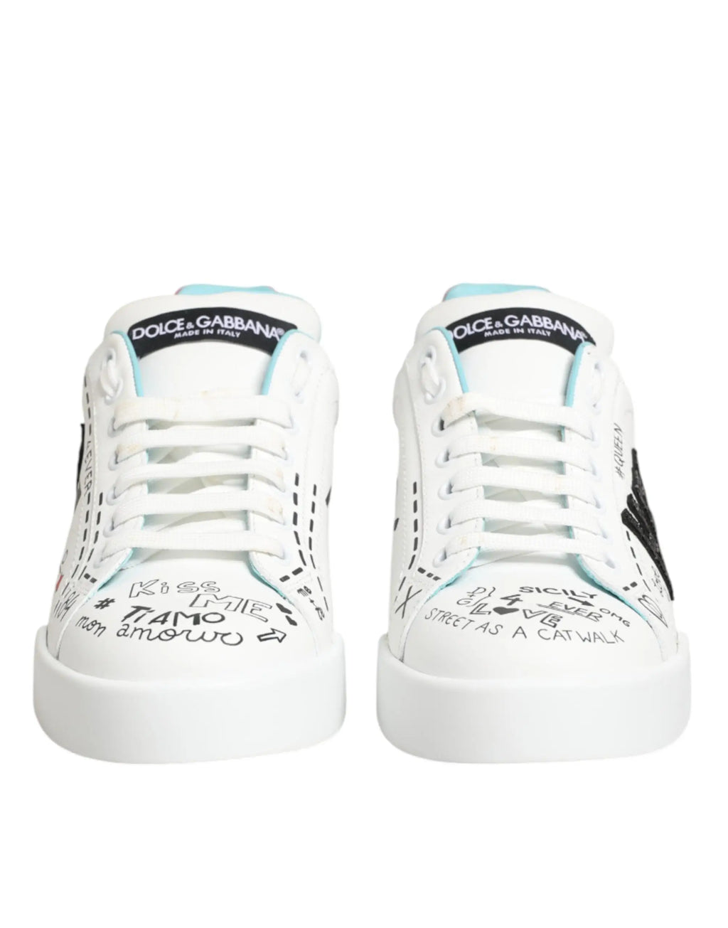 Baskets basses dolce & gabbana en cuir blanc avec accents bleu clair et texte noir style graffiti sur les côtés
