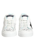 Baskets basses dolce & gabbana en cuir blanc avec accents bleu clair et texte noir style graffiti sur les côtés