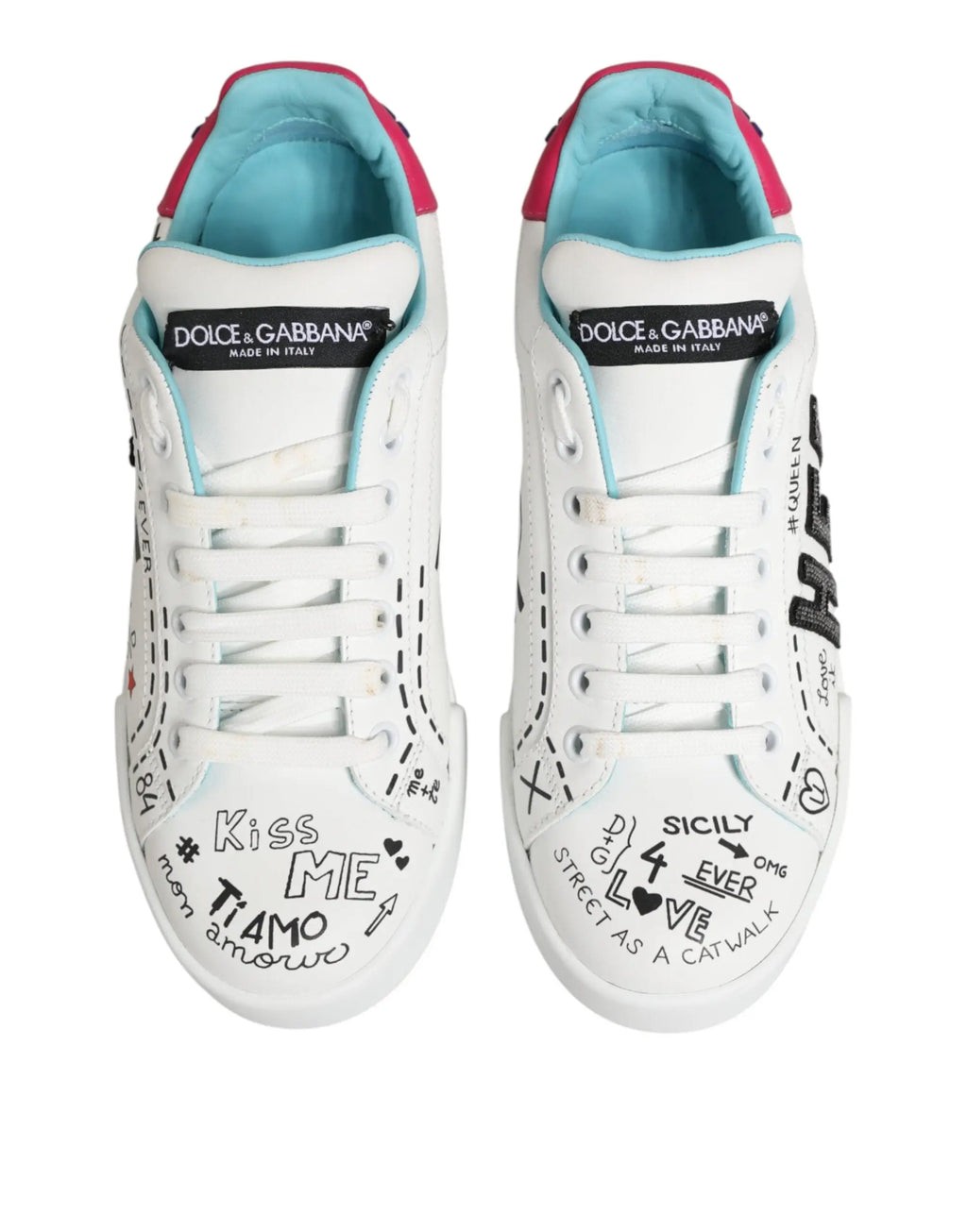 Baskets basses dolce & gabbana en cuir blanc avec accents turquoise et rose et texte manuscrit sur les côtés