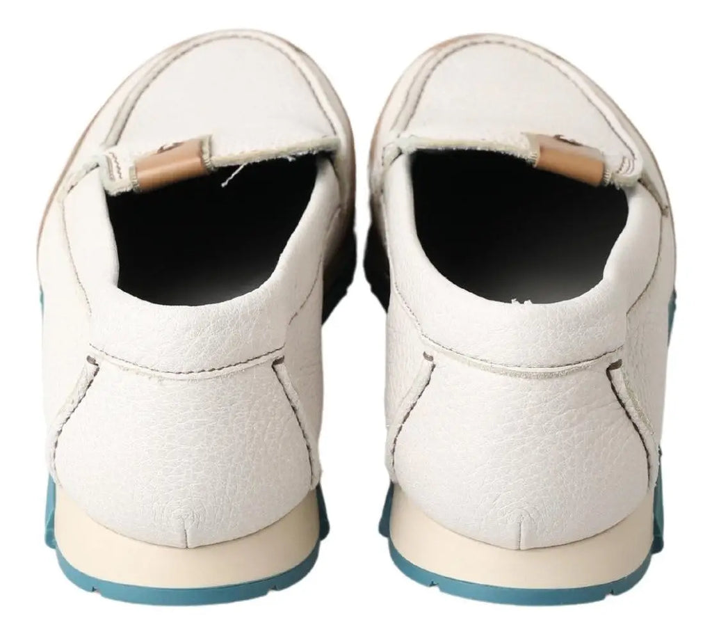 Dolce & gabbana mocassins en cuir blanc avec pompon marron et semelles en caoutchouc bleu sarcelle