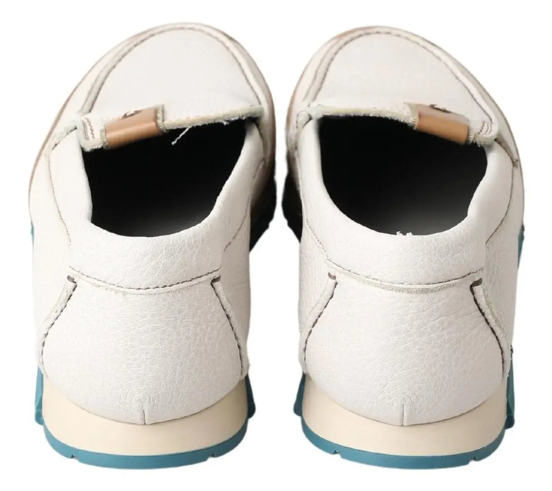 Dolce & gabbana mocassins en cuir blanc avec pompon marron et semelles en caoutchouc bleu sarcelle