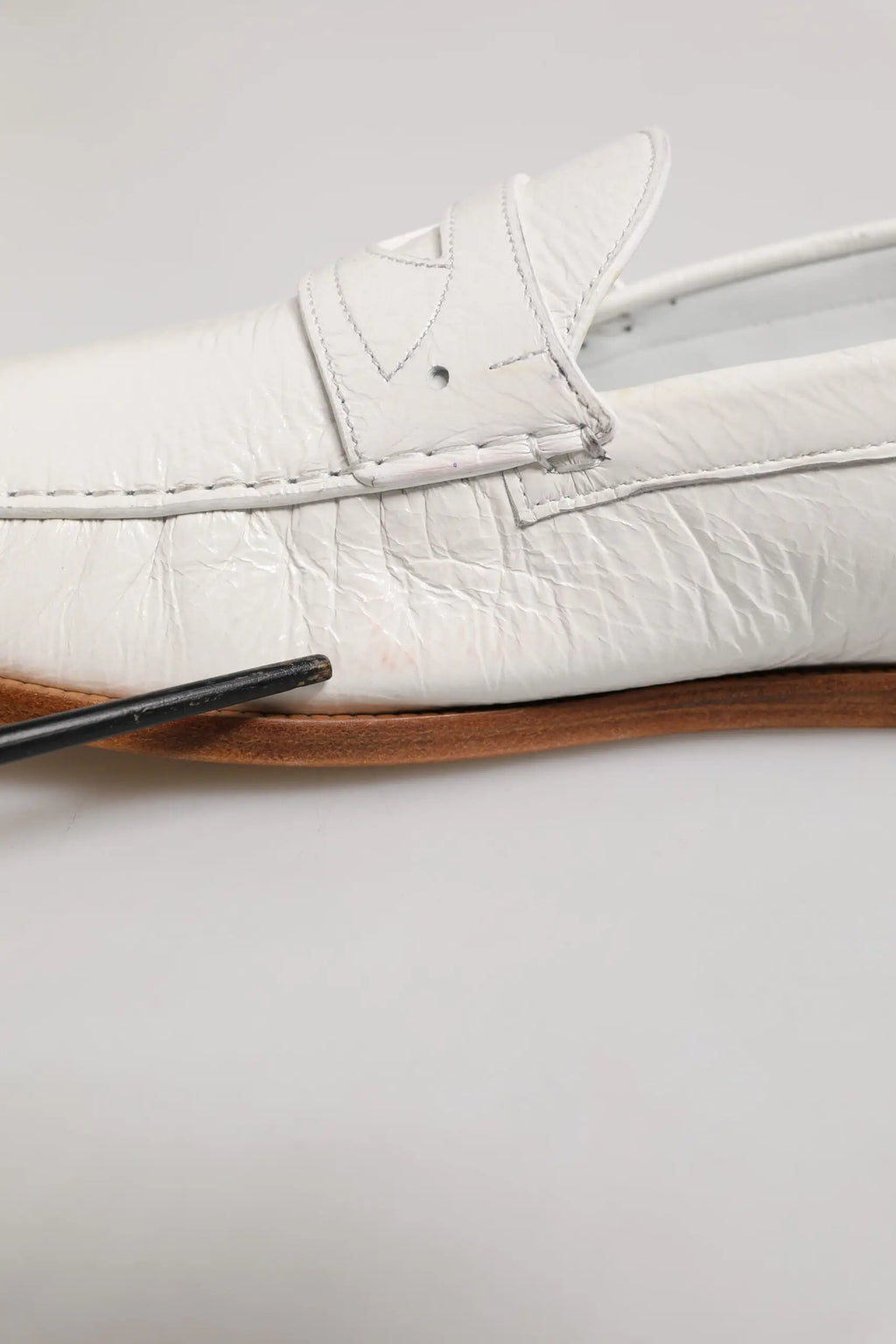 Dolce & gabbana mocassins blanc en cuir avec texture crocodile subtile et logo triangulaire cousu sur le dessus