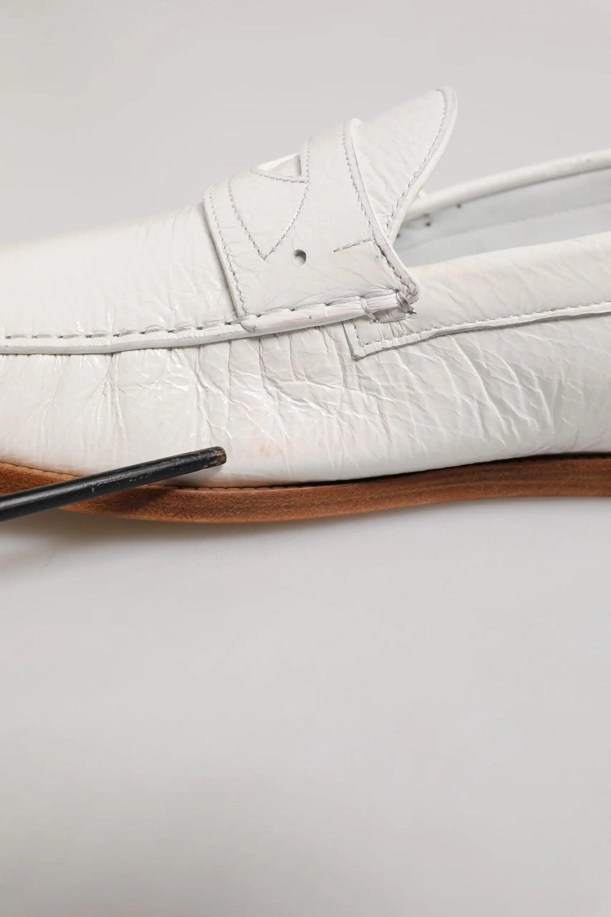 Dolce & gabbana mocassins blanc en cuir avec texture crocodile subtile et logo triangulaire cousu sur le dessus