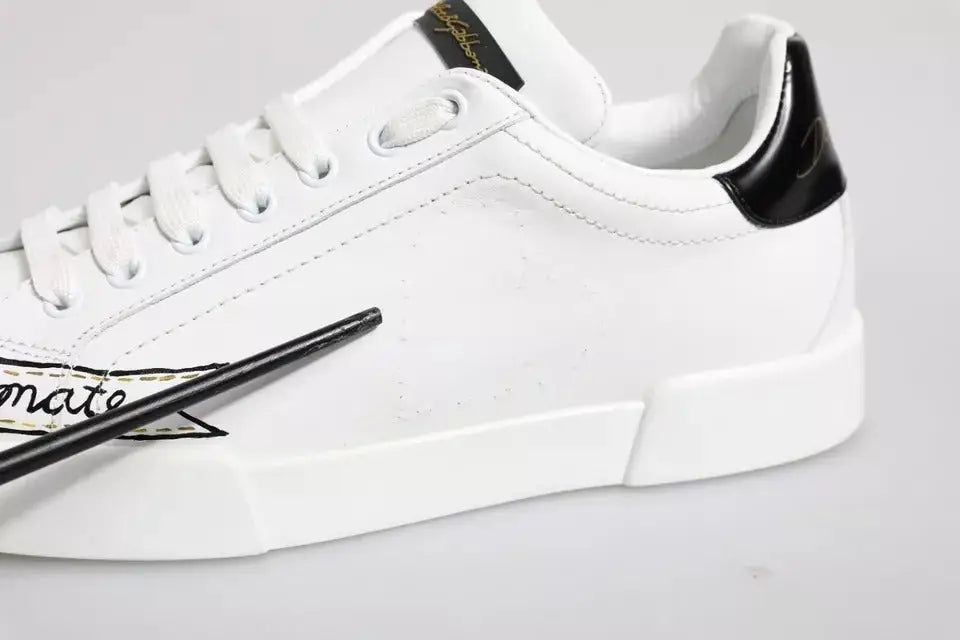 Baskets basses dolce & gabbana en cuir blanc avec lacets noir et logo doré pour un style élégant