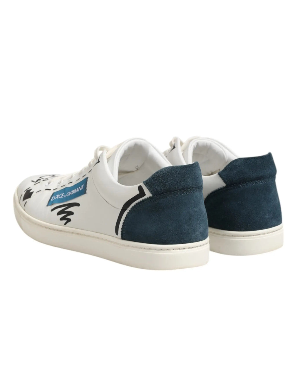 Dolce & gabbana baskets basses en cuir blanc avec logo graffiti noir et suède bleu marine distinctif sur le côté