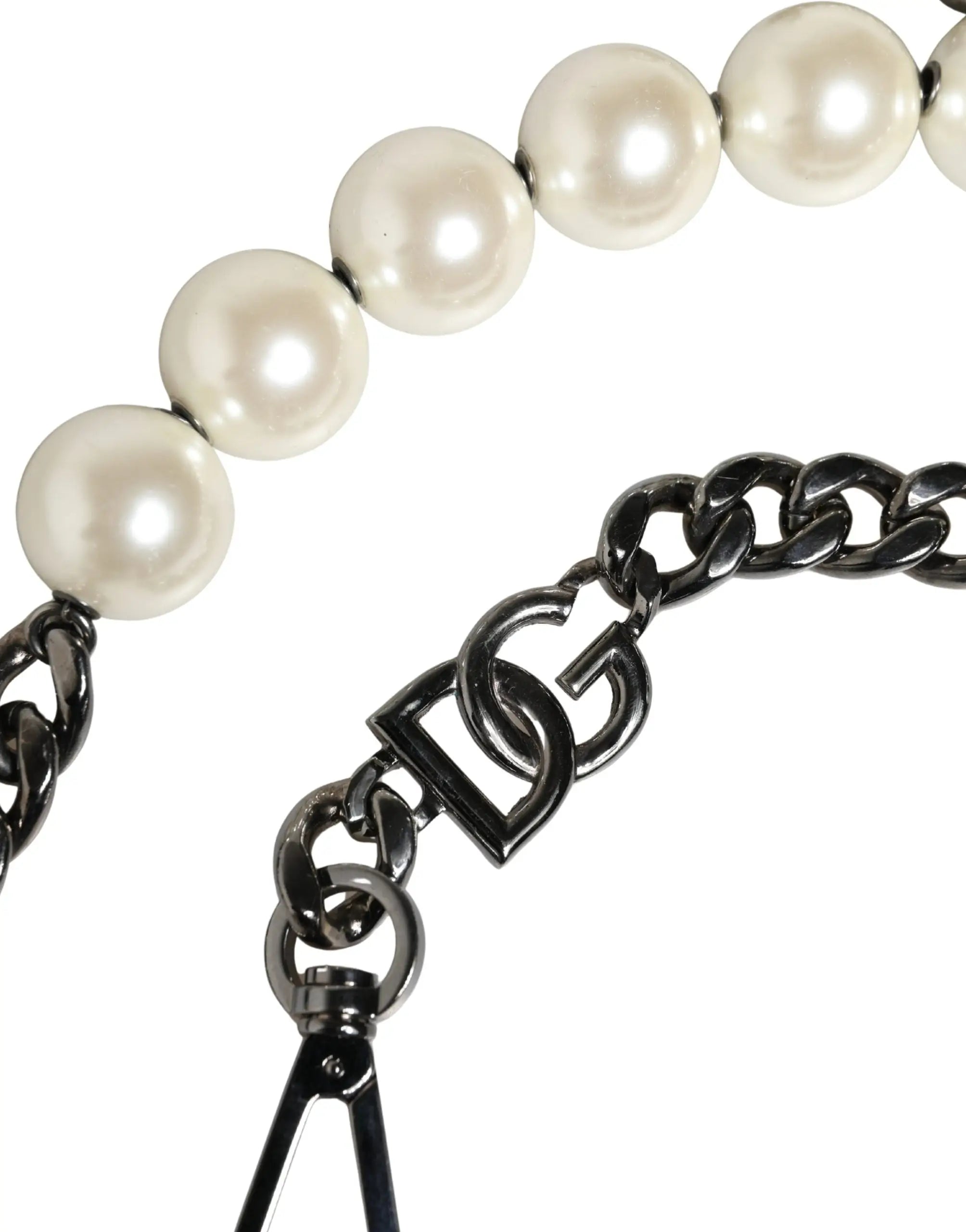 Sangle daccessoire pour sac epaule dolce gabbana en cuir blanc avec chaine noire, perles creme, et fermoir logo dg