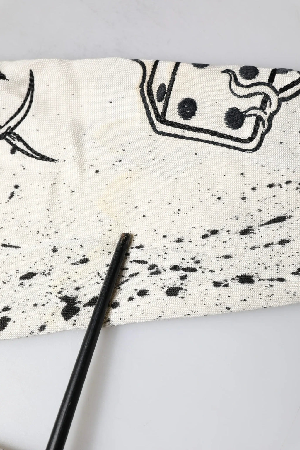 Bandeau en tissu blanc avec motif imprimé noir de dés et éclaboussures pour pull dolce & gabbana white logo angel print femme