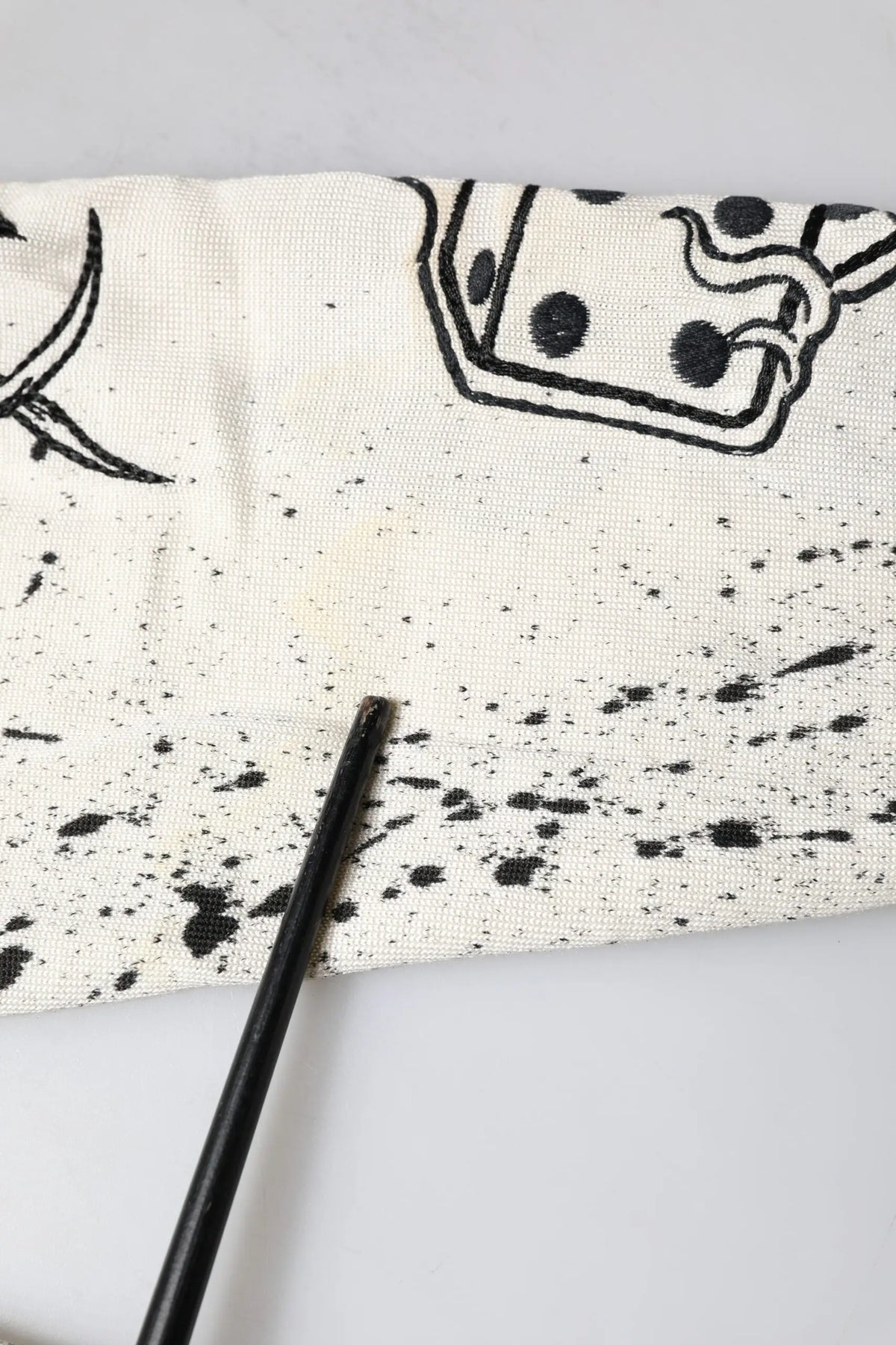 Bandeau en tissu blanc avec motif imprimé noir de dés et éclaboussures pour pull dolce & gabbana white logo angel print femme