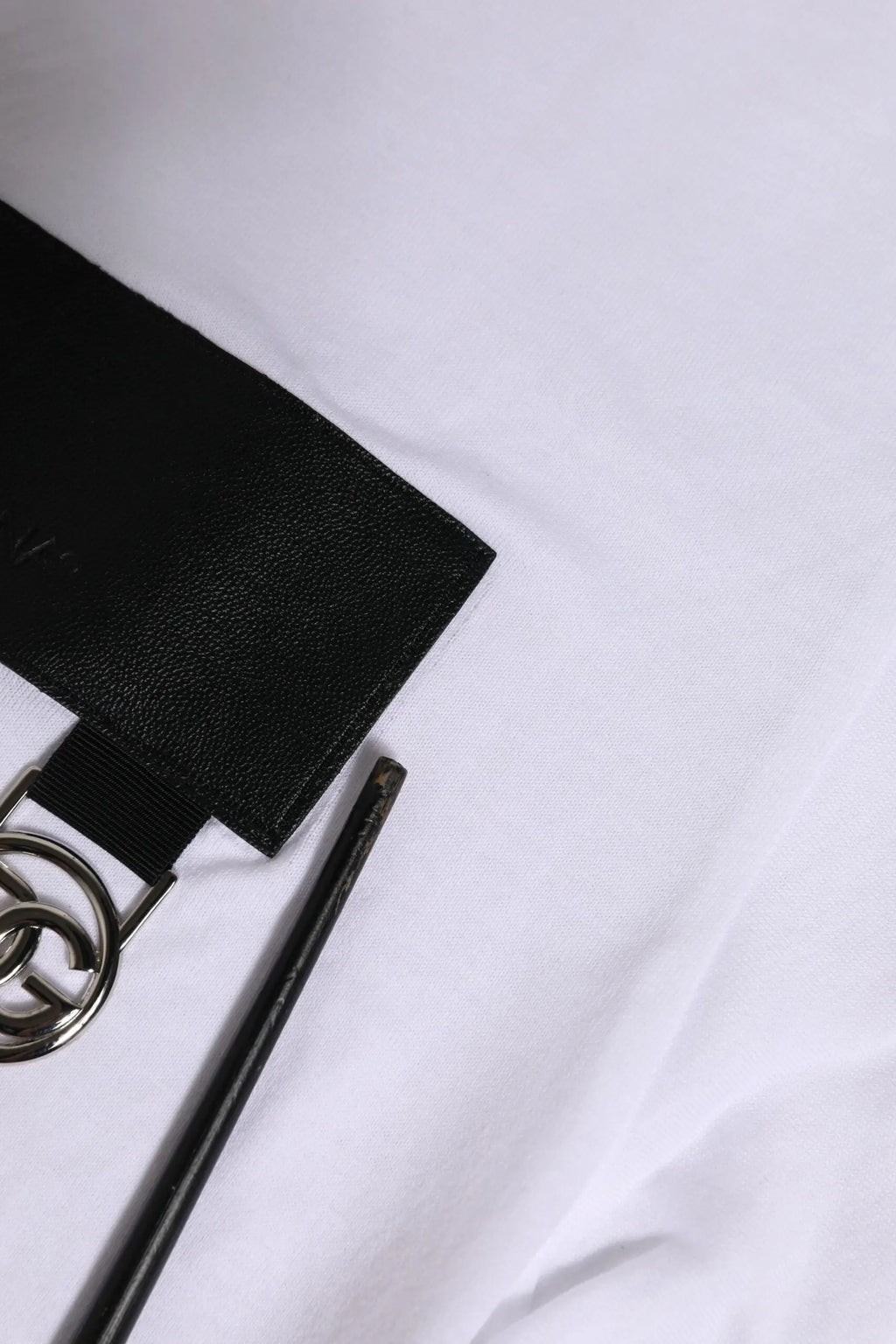 Ceinture en cuir noir avec boucle argentée entrelacée gg portée avec t-shirt dolce & gabbana blanc logo col rond manches courtes