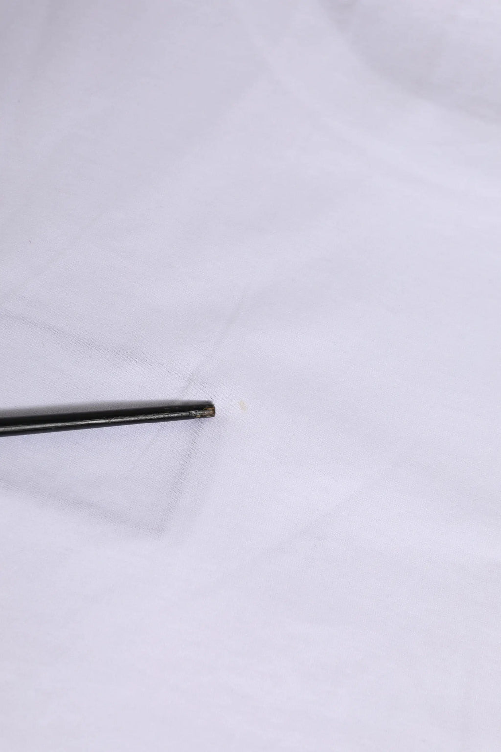 Chopsticks noirs en métal avec finition lisse et polie pour un usage précis et élégant
