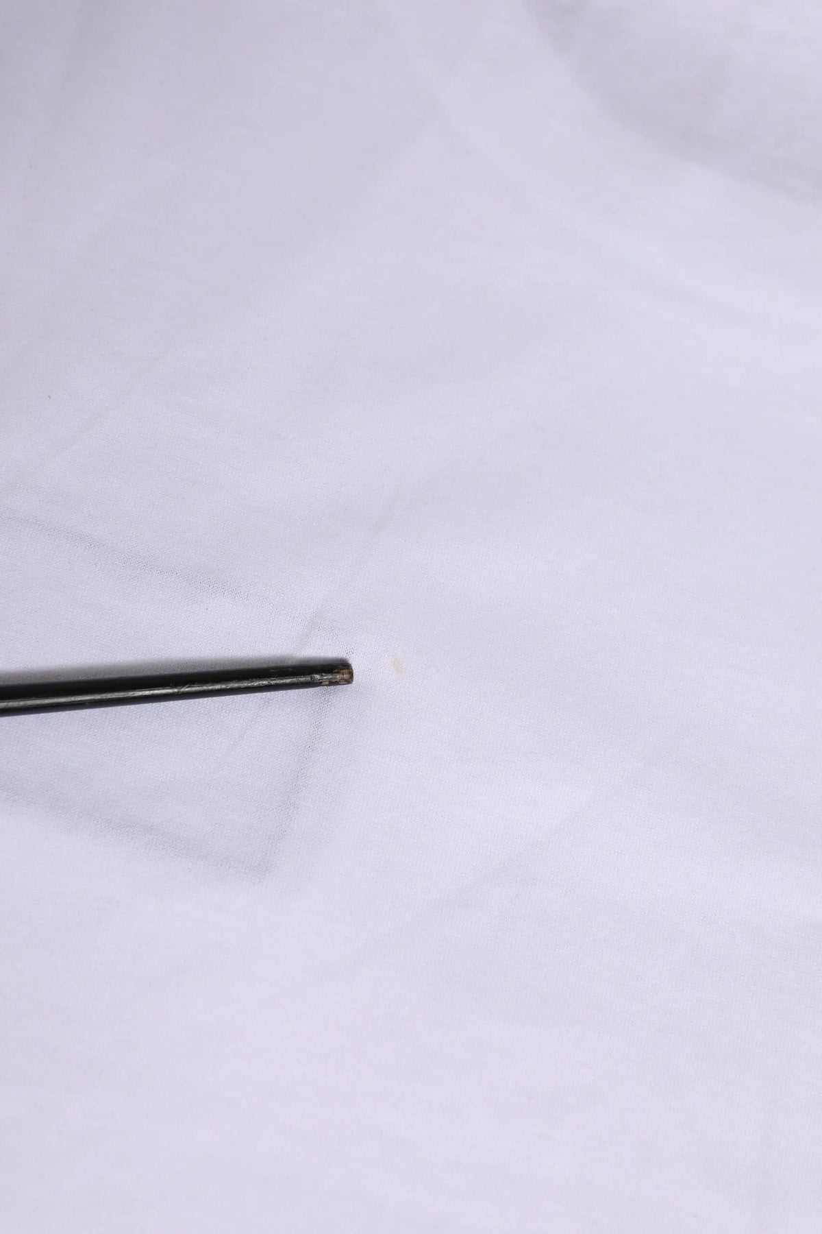 Chopsticks noirs en métal avec finition lisse et polie pour un usage précis et élégant