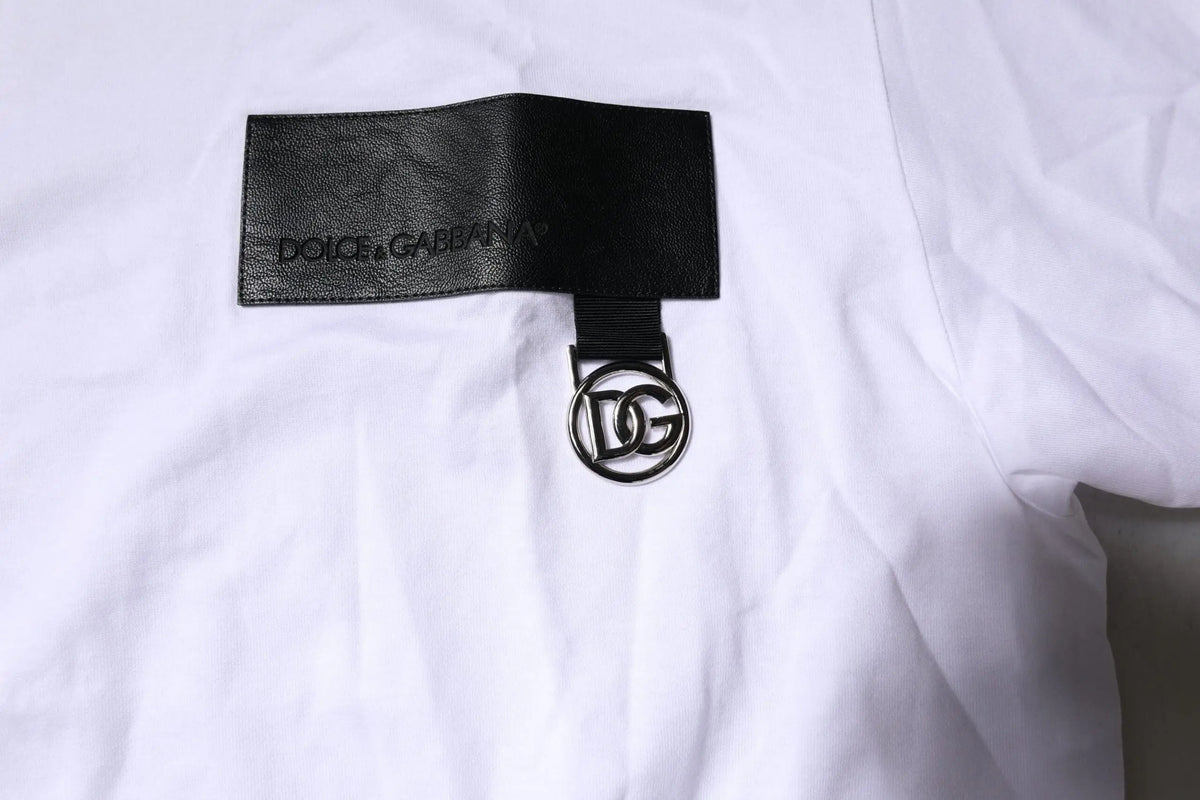 Ceinture en cuir noir dolce gabbana avec boucle logo dg métallique portée avec t-shirt blanc dolce gabbana à manches courtes