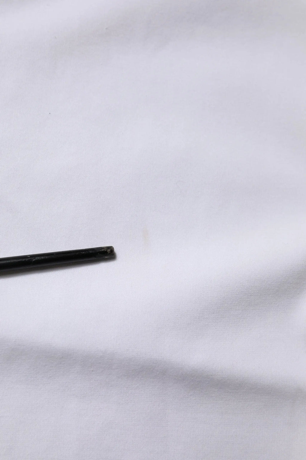 Stylo cylindrique noir à finition mate avec t-shirt dolce & gabbana à logo blanc brodé et manches courtes