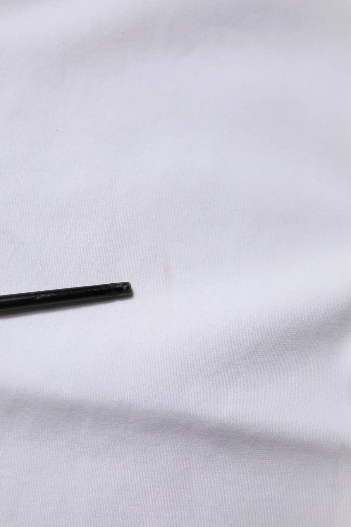 Stylo cylindrique noir à finition mate avec t-shirt dolce & gabbana à logo blanc brodé et manches courtes