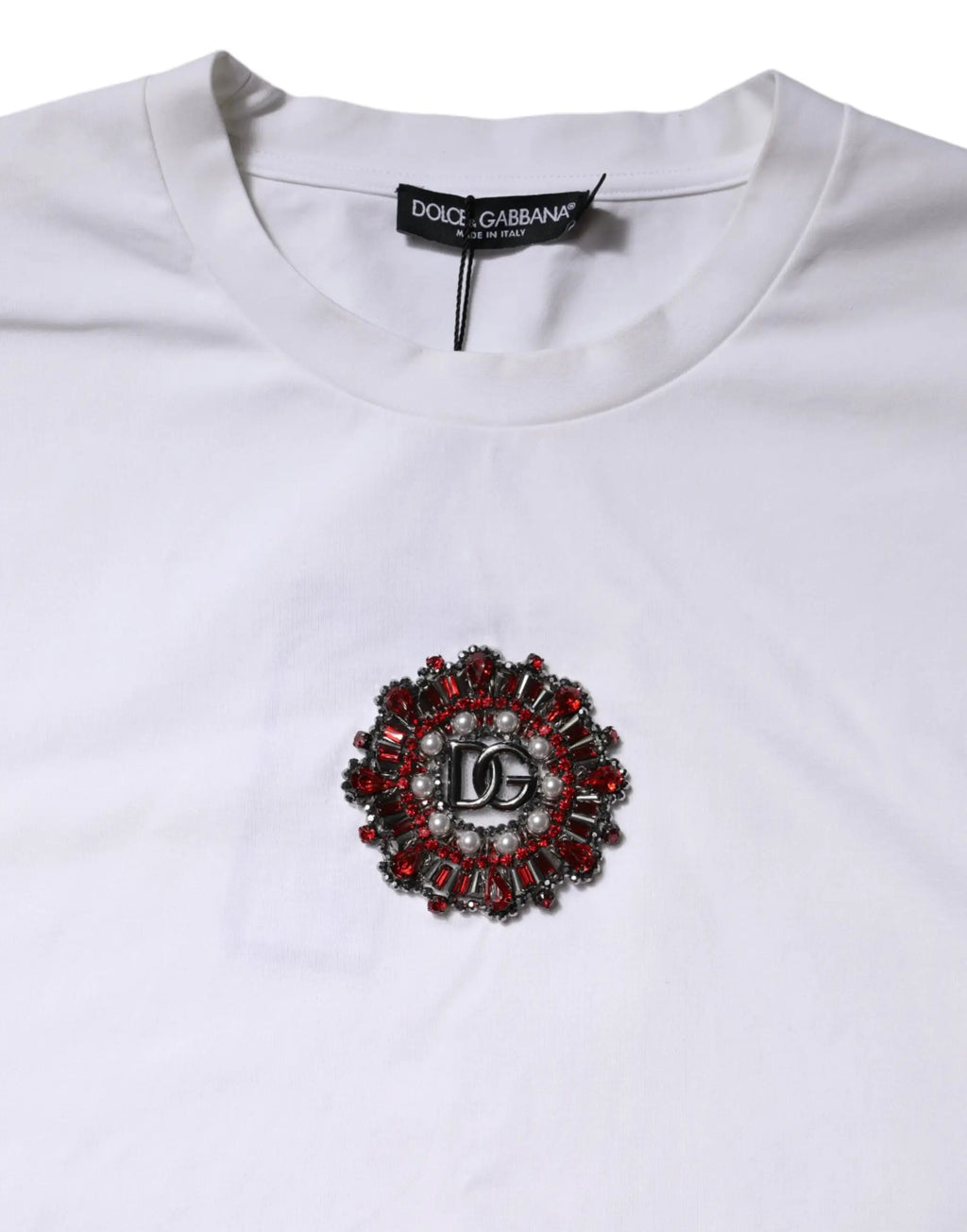 T-shirt blanc dolce & gabbana à manches courtes avec logo dg broche orné de pierres rouges, noires et perles