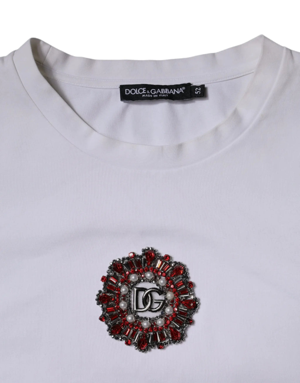 T-shirt blanc dolce & gabbana à col rond avec broche circulaire rouge argentée et perles au centre