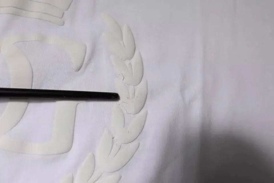 Dolce & gabbana t-shirt en coton blanc avec logo embossé et broderie de couronne de laurier blanche sur tissu blanc