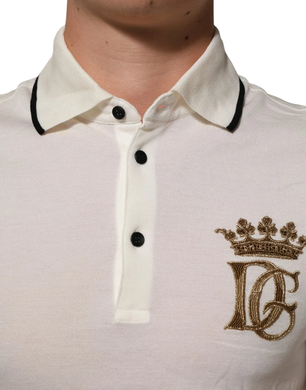 Polo en coton blanc dolce gabbana avec col et patte de boutonnage noirs et monogramme dg brodé or avec couronne