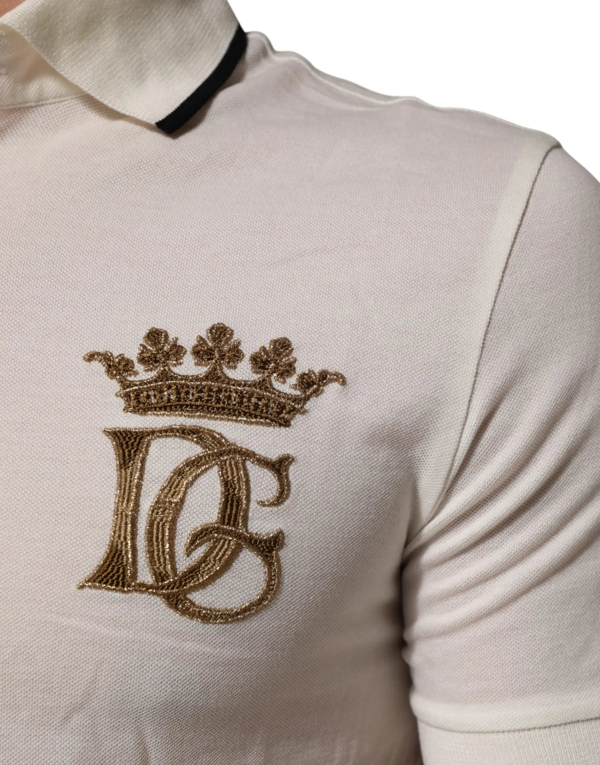 Polo blanc crème en coton dolce & gabbana avec logo brodé or et initiales entrelacées surmontées d une couronne