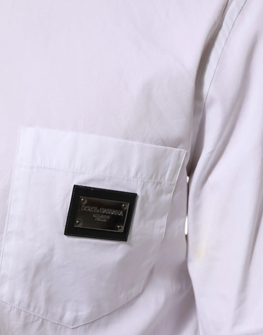 Chemise formelle blanche dolce & gabbana avec poche en coton et écusson cuir noir plaque métal argenté logo