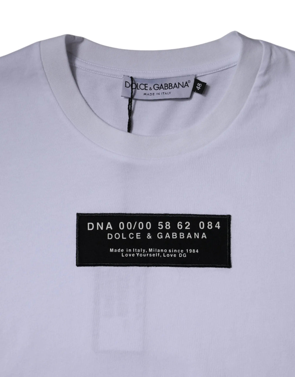 T-shirt blanc dolce gabbana en coton avec un patch rectangulaire noir et logo blanc imprimé devant