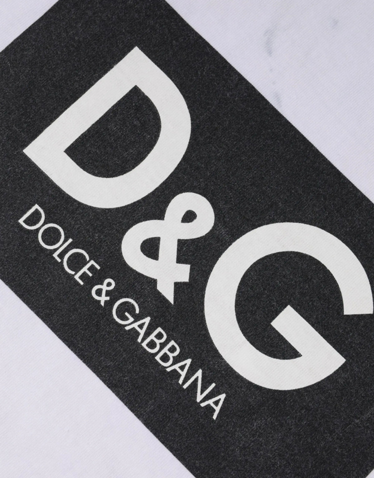Étiquette noire dolce & gabbana avec logo blanc en coton sur t-shirt à col rond blanc avec imprimé logo